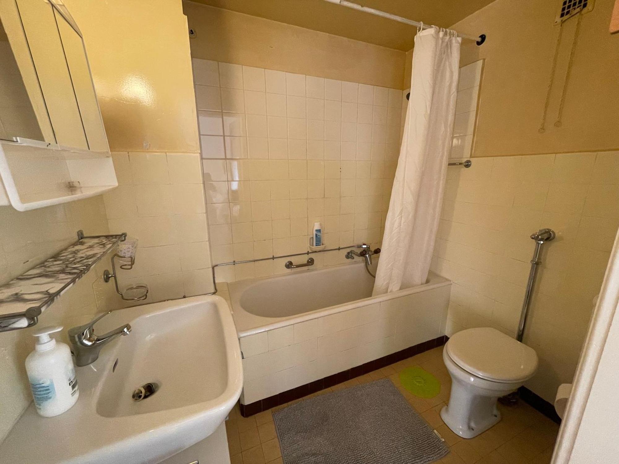 4 Minutes From Train Station *