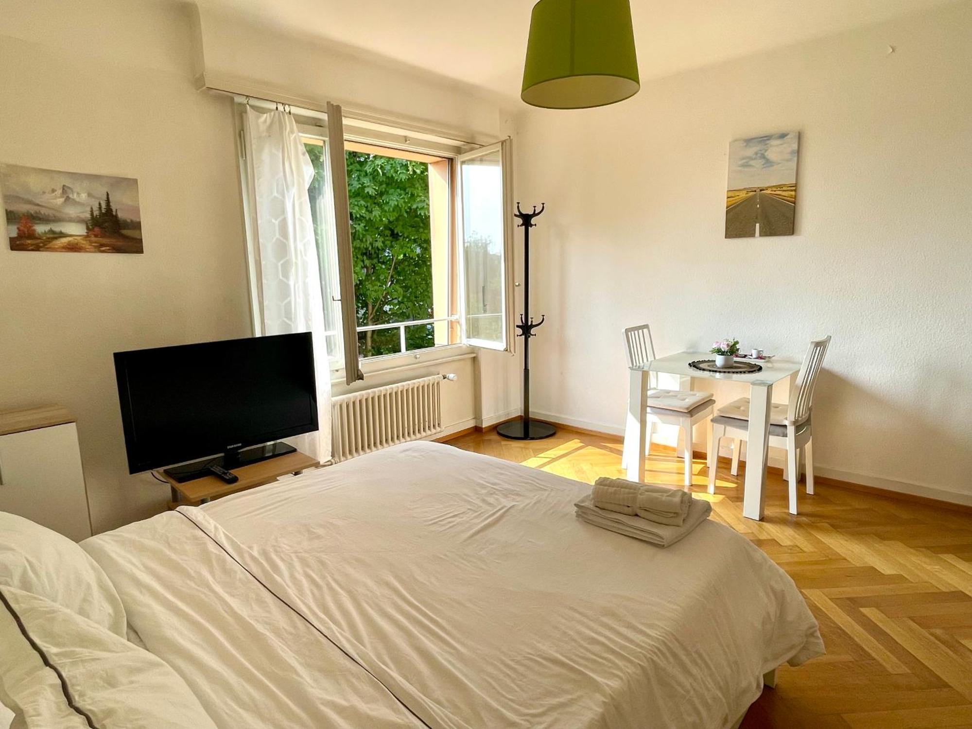 4 Minutes From Train Station Apartment *